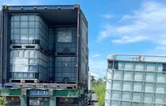 Đồng Nai: Phát hiện 2 xe container chở chất thải lỏng đổ xuống suối