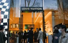 Giá cổ phiếu của LVMH sụt giảm