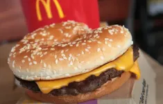 Mỹ: Một người chết do E.Coli liên quan đến bánh hamburger của McDonald’s