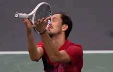 Daniil Medvedev dừng bước tại vòng 2 Paris Masters