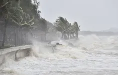 Bão số 7 di chuyển chậm hướng Tây, biển động dữ dội