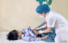 Bé trai 12 tuổi nôn ra máu tươi lẫn cục do viêm loét dạ dày, tá tràng