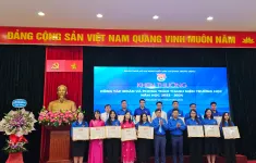 Vinh danh các cá nhân, tập thể xuất sắc trong công tác Đoàn và phong trào thanh niên trường học