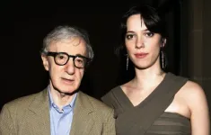 Rebecca Hall không hối hận khi làm việc với đạo diễn tai tiếng Woody Allen