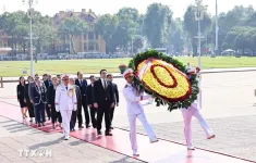 Chủ tịch Quốc hội Armenia Alen Simonyan vào Lăng viếng Chủ tịch Hồ Chí Minh