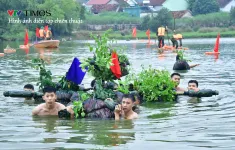 Trung đoàn 764 thực hành vượt sông chiến đấu giữa thời tiết mưa, lạnh