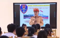 Khi chiến sĩ cảnh sát giao thông làm thầy giáo dạy học sinh