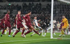 Tottenham đánh rơi chiến thắng ở phút bù giờ Europa League