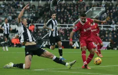 Newcastle hòa kịch tính với Liverpool