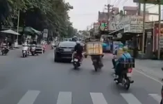 Thanh niên đạp ngã người chở hàng bị phạt 6,5 triệu đồng