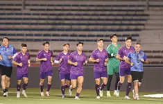 Đội tuyển Việt Nam bước vào buổi tập đầu tiên trên sân Rizal Memorial