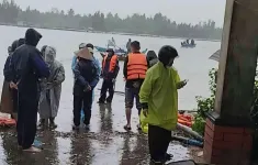 Chìm phà trên sông Trường Giang, 14 người may mắn thoát nạn