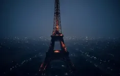 Tháp Eiffel bốc cháy ngay trước thềm Giáng sinh, hàng nghìn người phải sơ tán