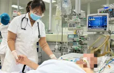 Sốc nhiễm khuẩn, suy đa tạng do tự điều trị khối u ở chân tại nhà