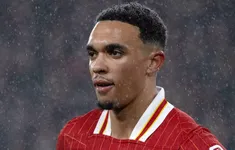 Tranh cãi nảy lửa: Carragher và Sturridge đối đầu về tương lai Alexander-Arnold!