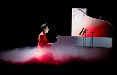 Isaac khoe tài đàn piano trên sân khấu, thú nhận thiếu kinh nghiệm tình yêu