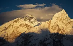 Nepal tăng phí leo núi Everest