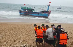 Đưa 11 ngư dân trên tàu cá bị trôi dạt vào bờ an toàn