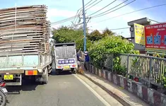 Công an xác minh 2 tài xế dừng xe lao vào đánh nhau trên cầu tại TP Hồ Chí Minh