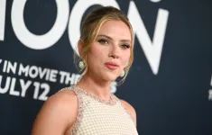 Lý do Scarlett Johansson không chụp ảnh với người hâm mộ