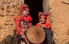 Độc đáo sắc màu trang phục phụ nữ Hà Nhì