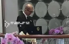 Chồng của Từ Hy Viên suy sụp trong tang lễ của vợ