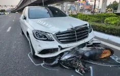 Vụ ô tô Mercedes tông 10 xe máy ở TP Hồ Chí Minh: Một nữ sinh đã tử vong