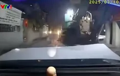 Không giữ khoảng cách an toàn, ô tô con đâm thẳng vào đuôi xe tải