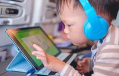 Những nguy cơ tiềm ẩn với thính giác của trẻ
