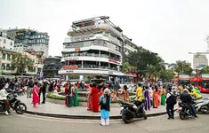 Nhiều người tụ tập check-in tòa Hàm cá mập, CSGT Hà Nội ra khuyến cáo