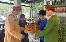 CSGT Hà Nội tới từng quán ăn tuyên truyền "không lái xe khi đã uống rượu bia"