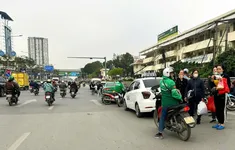 Nhiều ô tô dừng, đỗ sai quy định trước cổng bệnh viện Bạch Mai