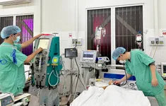 Cứu sống bé 7 tuổi viêm cơ tim cấp, sốc tim nặng