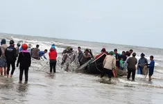 3 thuyền bị sóng đánh chìm, 6 ngư dân được cứu sống