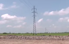 Cột điện cao thế làm chậm tiến độ làm đường cao tốc