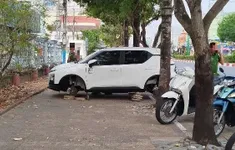 Ô tô vừa mua bị tháo trộm 4 bánh sau một đêm đậu trên vỉa hè