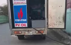 Ngang nhiên bán xăng dầu "dạo"