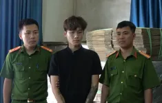 Buôn bán hàng nghìn mũ bảo hiểm giả, nam thanh niên lĩnh 8 năm tù