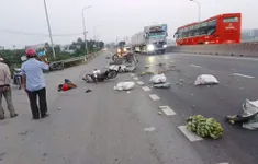 Hai vợ chồng đi xe máy gắn moóc tự chế thương vong sau khi va chạm với ô tô khách