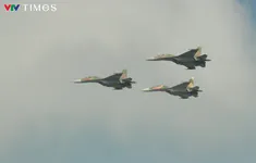 Cận cảnh biên đội trực thăng, Yak-130 và Su-30MK2 chao lượn trên bầu trời TP Hồ Chí Minh