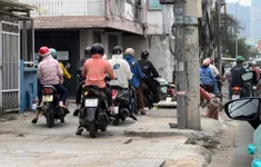 Nghị định 168 chưa “nguội”, giao thông đã “nóng” vì leo lề, vượt đèn đỏ