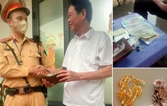 CSGT Hà Nội trả lại ví có 5 chỉ vàng và hàng chục triệu đồng cho người dân đánh rơi