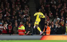 Vòng 34 Ngoại hạng Anh: Arsenal sẩy chân vì sai lầm của Saliba