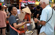 Hà Nội: Tràn lan hàng rong chèo kéo du khách ở phố "cà phê đường tàu"