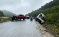 Hai ô tô tông nhau ở Nghệ An, người đi xe máy tử vong
