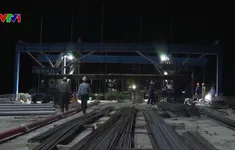Công nhân trên công trường cao tốc thi công xuyên lễ