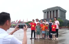Hàng vạn người dân vào lăng viếng Bác