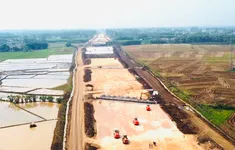 Hàng trăm công nhân làm việc xuyên lễ trên công trường trọng điểm