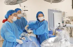 Đặt dẫn lưu màng phổi cứu thai nhi nguy kịch ngay trong bụng mẹ