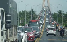 Ùn tắc kéo dài, cầu Rạch Miễu 3 lần xả trạm thu phí